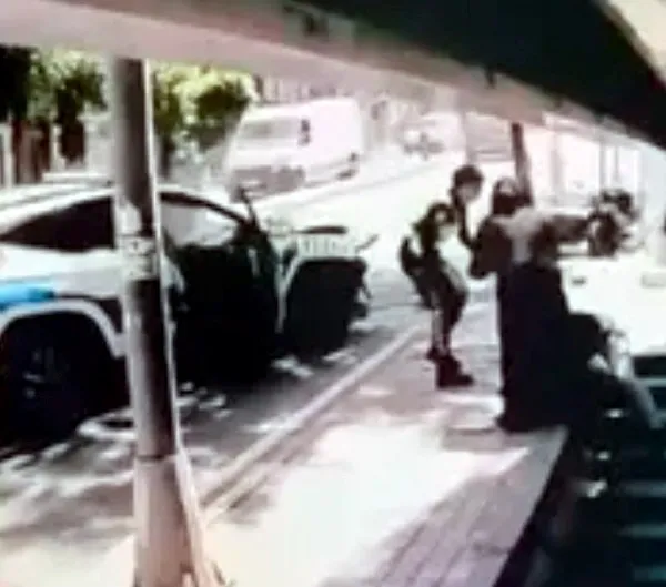polis-araci-park-halindeki-motosiklete-carpti-2si-polis-3-kisi-yaralandi-1784619788033.jpg