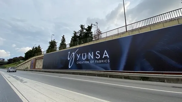 imamoglu-yesili-yok-etti-yerine-reklam-panolari-astirdi-1657464212312.jpeg