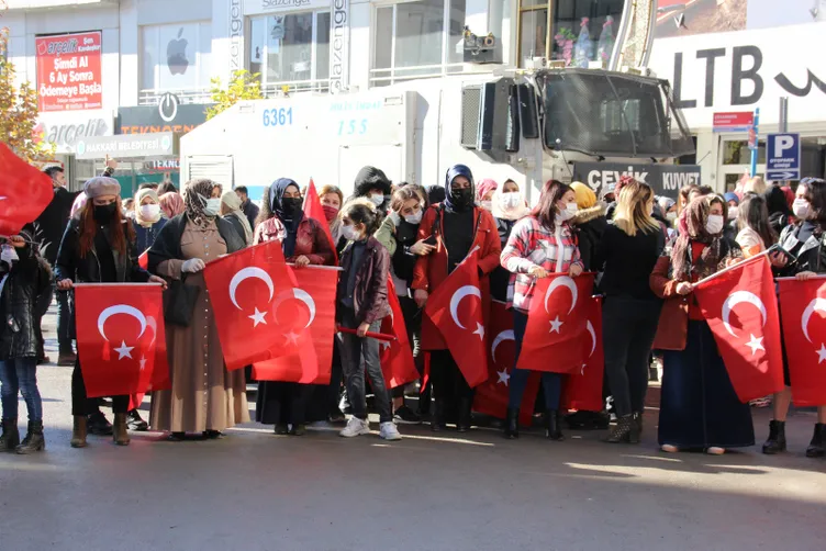 SON DAKİKA HABERİ: Hakkari'de bayraklı protesto! Kadınlardan Diyarbakır annelerine destek...
