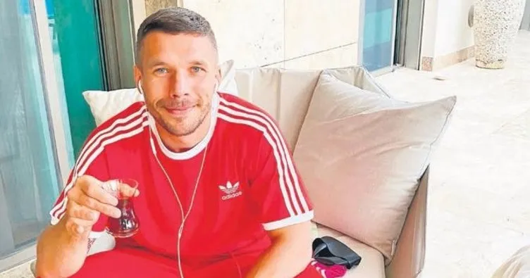 Podolski’den vatandaşlarına çağrı: Türkiye güvenli tatile gelin