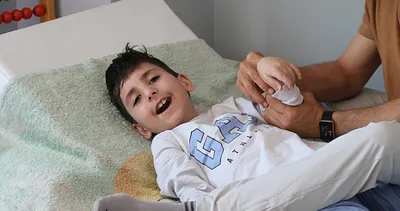 Milyonda bir görülen hastalık hayatını kararttı! 6.5 yıldır yatağa bağımlı: O benim tek evladım keşke tedavisi olsa…