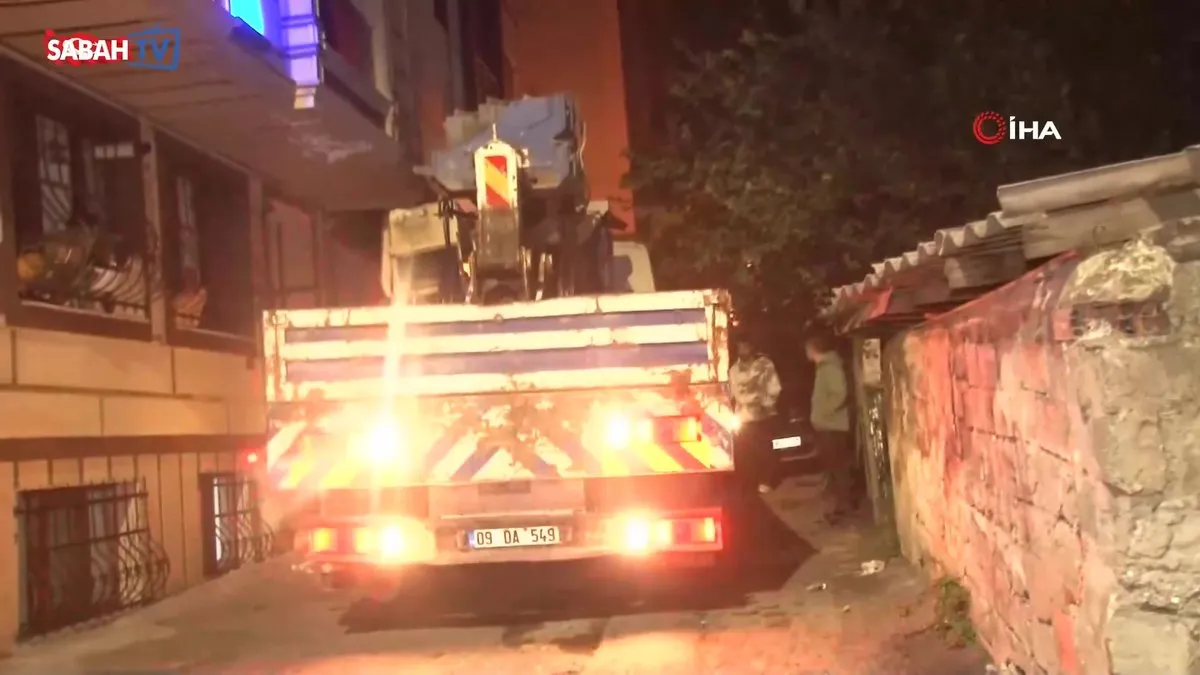 Eyüpsultan’da sokağa dalan vinç dehşet saçtı! Mahalleli sokağa döküldü | Video videosunu izle Eyüpsultan’da sokağa dalan vinç dehşet saçtı! Mahalleli sokağa döküldü | Video videosunu izle