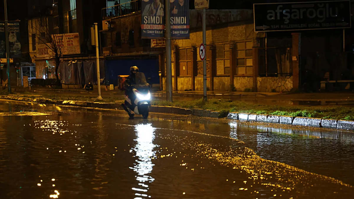 İzmir’de sağanak sonrası yine aynı manzara! Cadde ve sokaklar göle döndü
