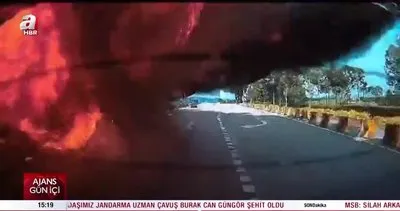 Malezya’daki uçak otoyola çakıldı! Korku dolu anlar kamerada | Video