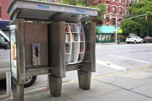 Telefon kulübesinden kütüphane yaptılar!