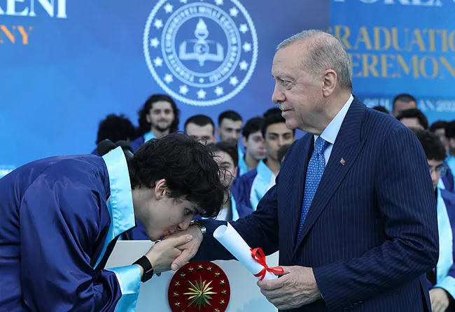 baskan-erdogan-marmara-anadolu-imam-hatip-lisesi-mezuniyet-torenine-katildi-torununa-diplomasini-takdim-etti-1782499645082.jpeg Başkan Erdoğan, Marmara Anadolu İmam Hatip Lisesi Mezuniyet Töreni'ne katıldı! Torununa diplomasını takdim etti