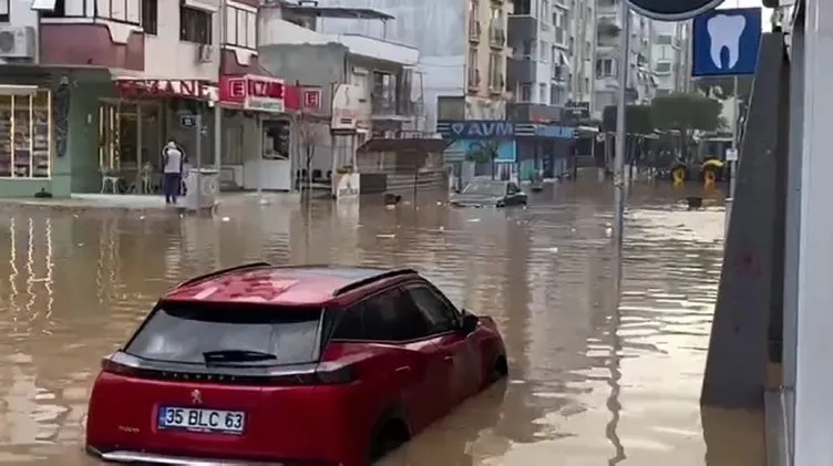 İzmir’de yağmur sonrası aynı rezalet: Cadde ve sokaklar göle döndü!