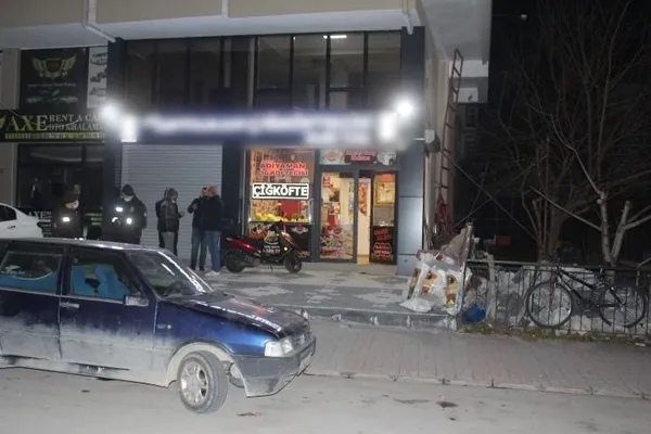 son-dakika-aci-cig-kofte-dayagi-olayinin-yasandigi-dukkana-bira-siseleri-ile-saldirdilar-iste-o-anlar-1614636332553.jpg Son dakika: 'Acılı çiğ köfte dayağı' olayının yaşandığı dükkana bira şişeleri ile saldırdılar! İşte o anlar