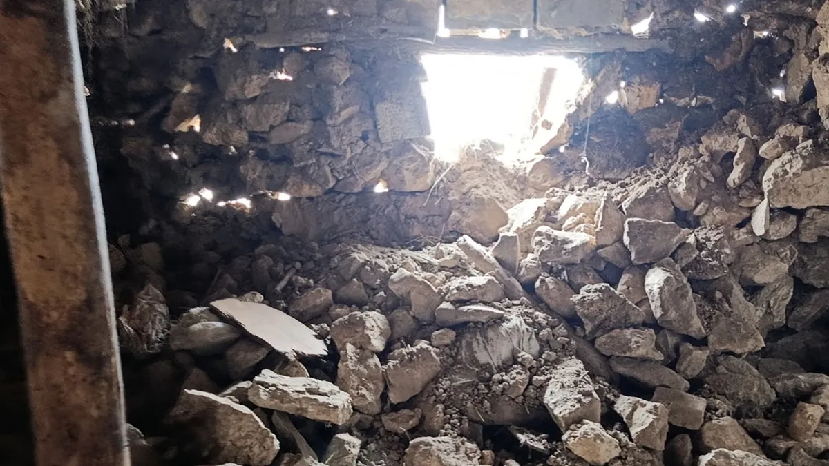 Van’daki depremde bir ahır çöktü! Van’daki depremde bir ahır çöktü!