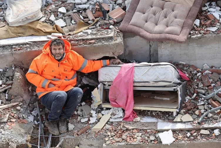 Enkaz altındaki kızının elini bir an bırakmamıştı! O baba konuştu: Türkiye’yi ağlatan sözler…