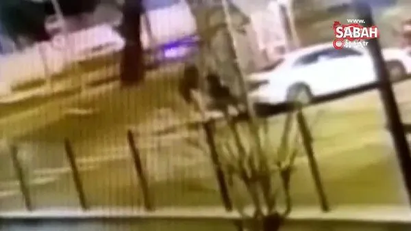 Fatih'te dehşet anları kamerada! Yolda yürüyen şahıs bıçakla gasp edildi | Video