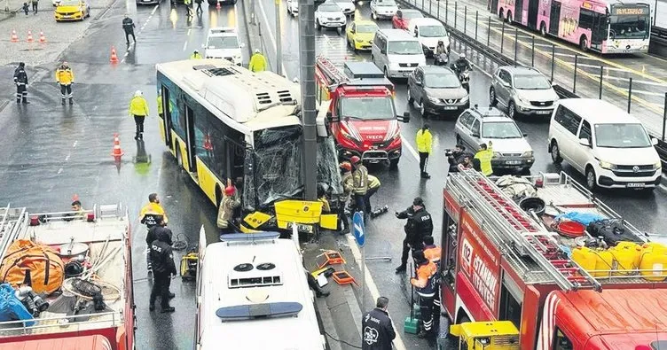 İETT otobüsü direğe çarptı: 8 yaralı