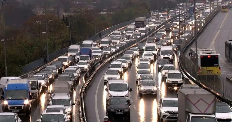 İstanbul’da sağanak yağış nedeniyle iş çıkışı trafik kilitlendi