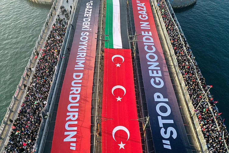 Yeni yılın ilk gününde Galata Köprüsü’nde tarihi görüntüler: Zulmün olduğu yerde tarafsız kalınmaz