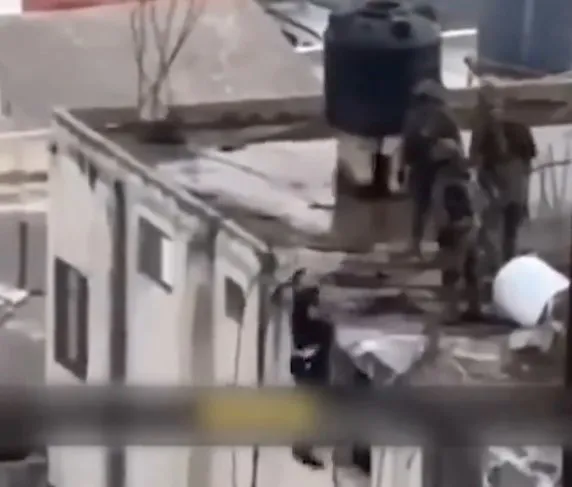 İsrail askerlerinin alçak görüntüleri! Katlettikleri Filistinlilerin naaşlarına işkence: Tekmeleyerek çatıdan attılar!