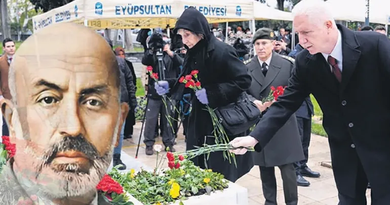 Gençler istiklal şairini dualarla andı