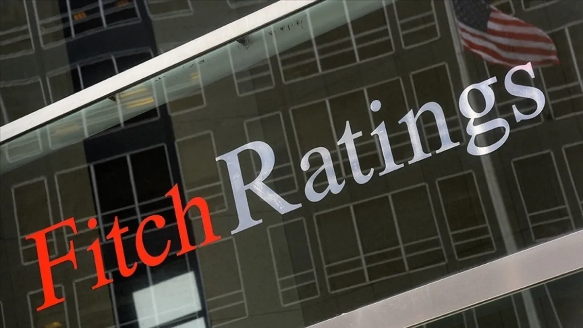 Fitch, Yunanistan’ın kredi notunu artırdı Fitch, Yunanistan’ın kredi notunu artırdı