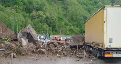 Arhavi-Hopa-Sarp karayolunda heyelan!