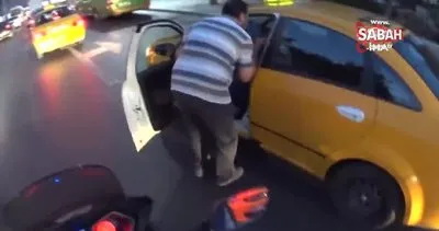 İstanbul’da minibüs şoförünün küfür ettiğini iddia ettiği taksiciyi tekmelediği anlar kamerada!