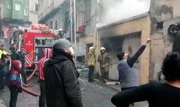 Kağıt toplayıcılarının deposunda yangın çıktı #istanbul