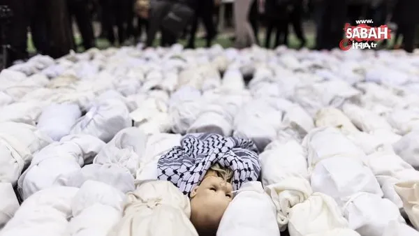 New York'ta yüzlerce kişi ellerinde kefenli bebek maketleriyle Gazze için yürüdü | Video