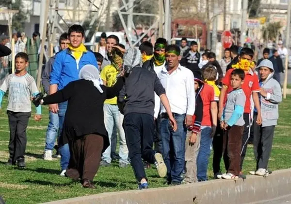 Taş atan çocukları terlikle kovaladı