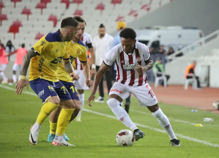 mke-ankaragucu-galibiyet-orucunu-bozdu-sivasspor-evinde-maglup-1695065638470.jpg