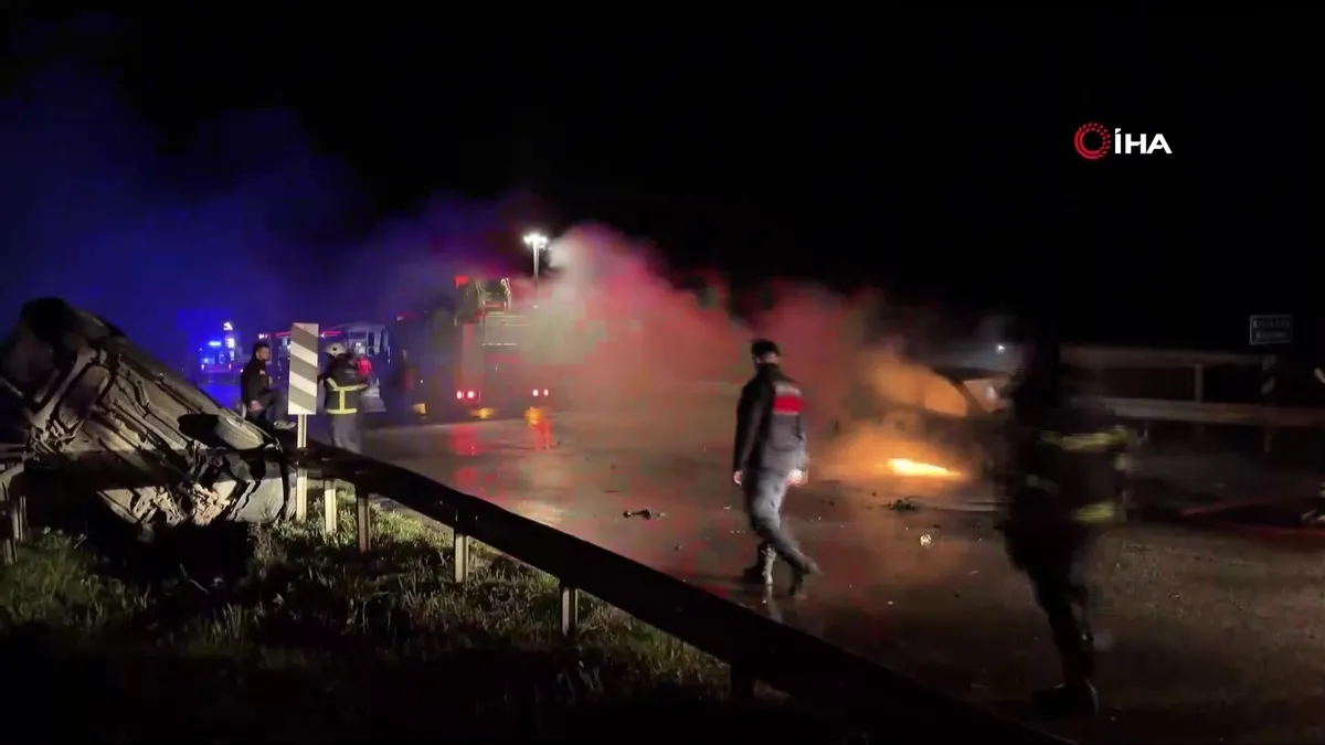 Lüleburgaz'da zincirleme kaza: 2 yaralı, 1 otomobil yandı | Video