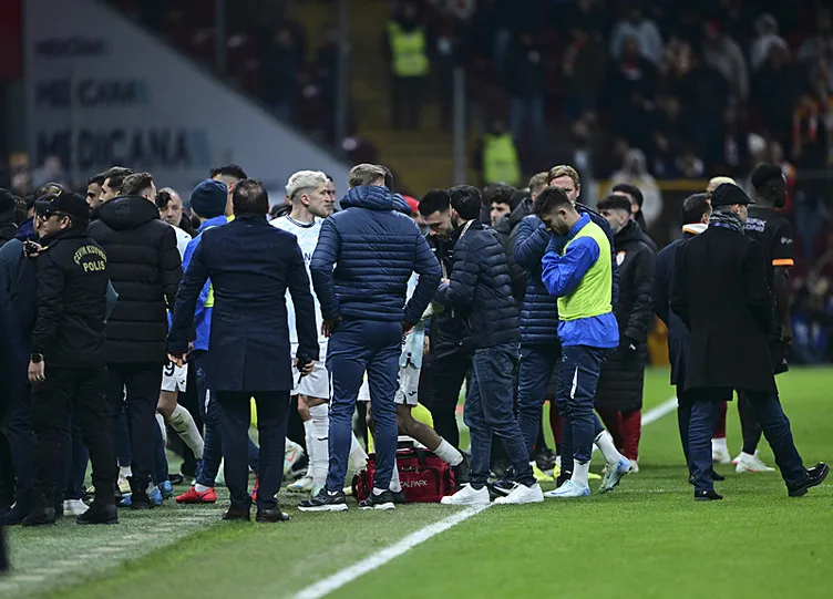 Son dakika haberi: Galatasaray - Adana Demirspor maçı yarıda kaldı! Oyuncular sahadan çekildi...