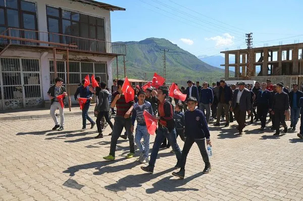 Şemdinli'de halk terörden temizlenen köylere koştu