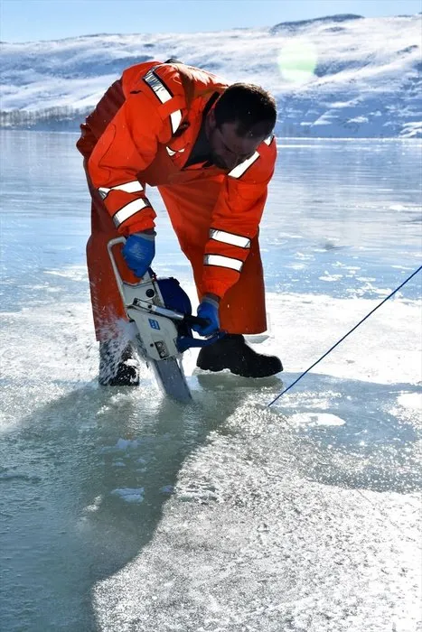 Buzları ’motorlu testere’yle kesip balık avlıyorlar