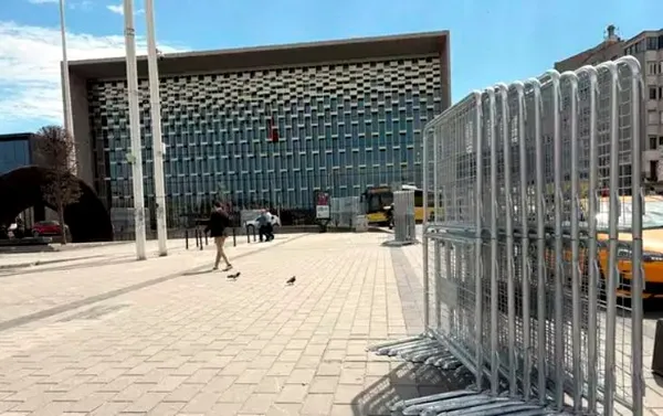 taksimde-1-mayis-hazirliklari-suruyor-taksim-ve-cevresi-bariyerlerle-kapatilacak-1777554528974.jpg