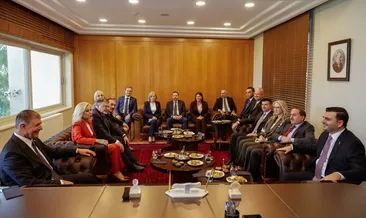 İzmir Büyükşehir Belediye Başkanı Cemil Tugay, AK Parti İzmir heyeti ile bir araya geldi