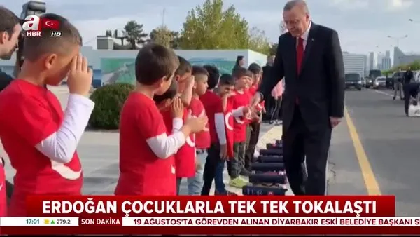 Cumhurbaşkanı Erdoğan'ı çocuklar asker selamı ile böyle karşıladı