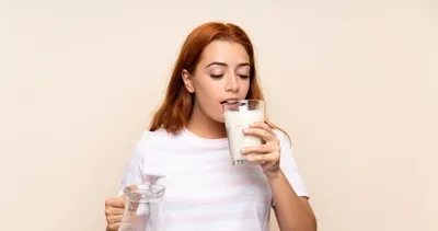 Faydalı sanılıyordu! İnek sütünün öyle bir zararı ortaya çıktı ki... Özellikle kadınların sağlığını tehdit ediyor!