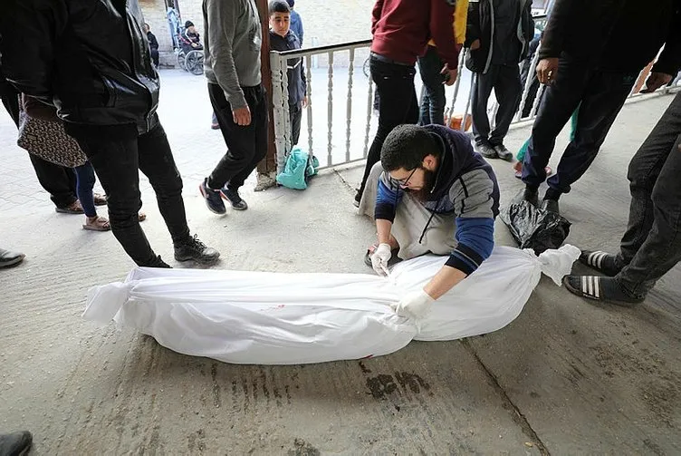 Katil İsrail’den anaokulunda katliam! Kan donduran saldırıdan geriye çürümüş cesetler kaldı