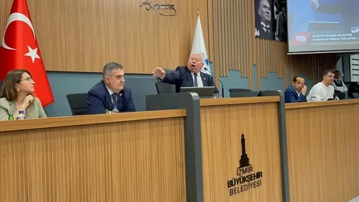 buyuksehir-belediye-meclisinde-bavul-kavgasi-1686598901376.jpeg