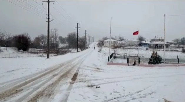 Balkanlardan kar yurda giriş yaptı: Edirne’nin sınır köyleri beyaza büründü