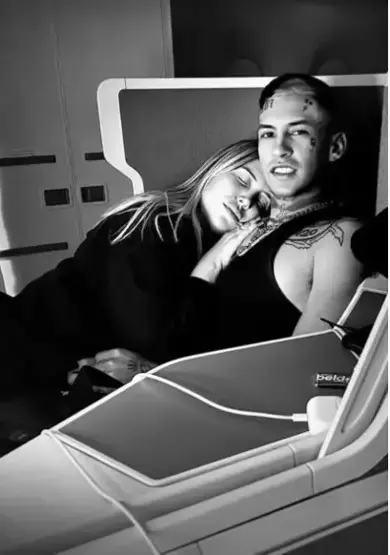 Aşk tatiline çıktılar! Wanda Nara, rapçi LGante’yi dizlerinde uyuttu!