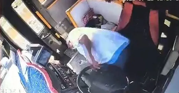 Gaziantep’te otobüs şoförü kalp krizi geçirdi: Yolcu direksiyona geçip kazayı önledi!