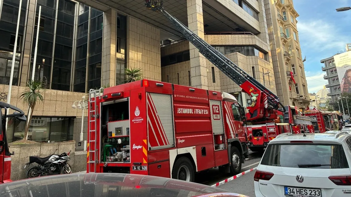 Nişantaşı’nda korkutan yangın! Binaya yapılan ısı yalıtımı sırasında çıkan yangın paniğe neden oldu Nişantaşı’nda korkutan yangın! Binaya yapılan ısı yalıtımı sırasında çıkan yangın paniğe neden oldu
