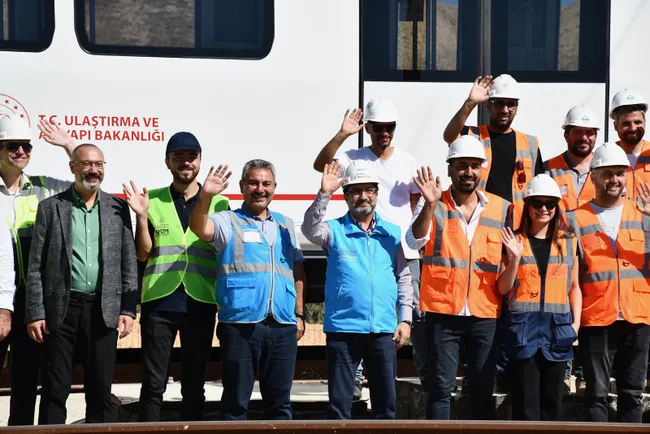 turkiyenin-ilk-yerli-ve-milli-surucusuz-metro-araci-raylara-indi-1695559280623.jpg