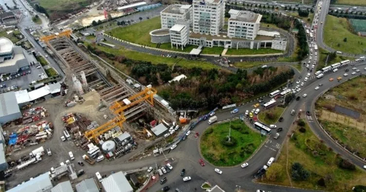 İstanbulluların çilesi bitmiyor! Bitmek bilmeyen metro inşaatı trafiği felç etti, kilometrelerce kuyruk oluştu