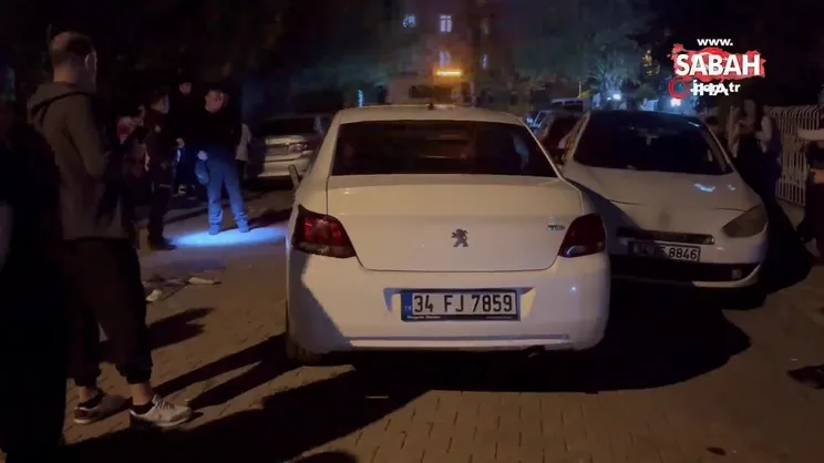 Avcılar’da park halindeki araçlara çarpan otomobil yan yattı: 1 yaralı