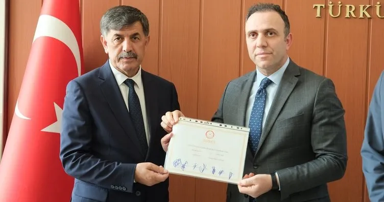 Erzincan Belediye Başkanı Bekir Aksun Mazbatasını aldı
