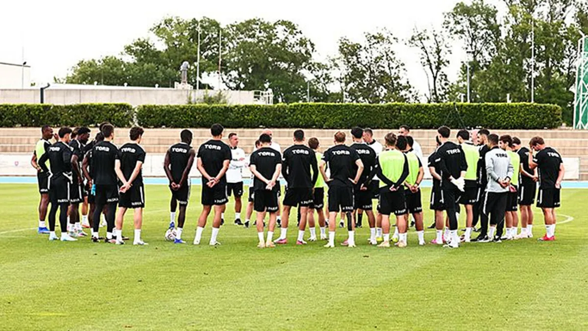 Beşiktaş futbol takımı oyuncuları antrenman yapıyor.