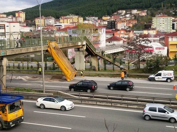 Kamyon üst geçide çıktı