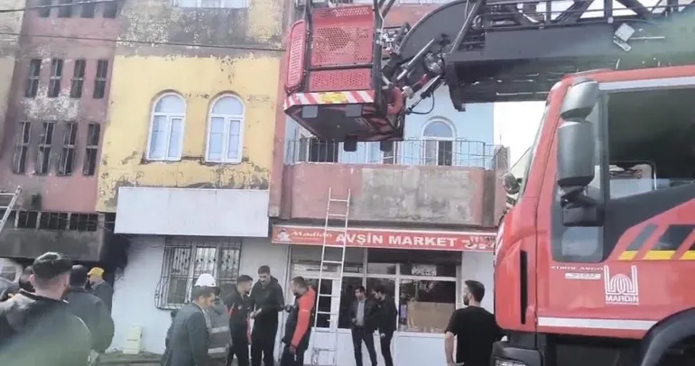 Kızıltepe’de ev alev topuna döndü! Faciadan dönüldü: 1’i bebek 4 kişi dumandan etkilendi