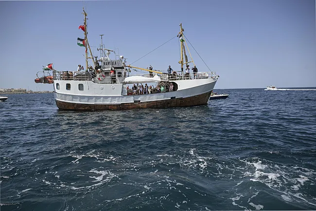 gazzeye-yardim-icin-yola-cikmislardi-hanzala-gemisine-gemi-ve-cok-sayida-iha-yaklasti-1753556438257.jpeg Hanzala gemisine İsrail müdahalesi: Yolcu,
