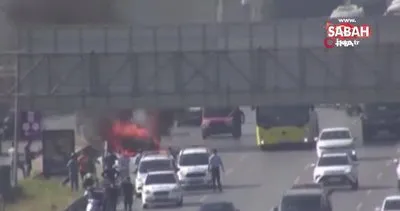 Kadıköy’de alevlere teslim olan otomobil hurdaya döndü | Video
